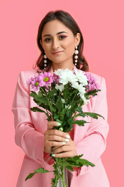 Gyönyörű Kreatív Smink Gazdaság Csokor Virág Rózsaszín Háttér Nemzetközi Nőnap — Stock Fotó