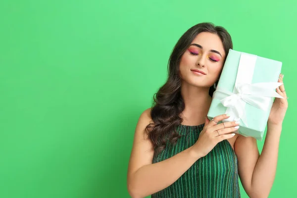 具有创意化妆的女人拿着绿色背景的礼品盒 国际妇女日 — 图库照片