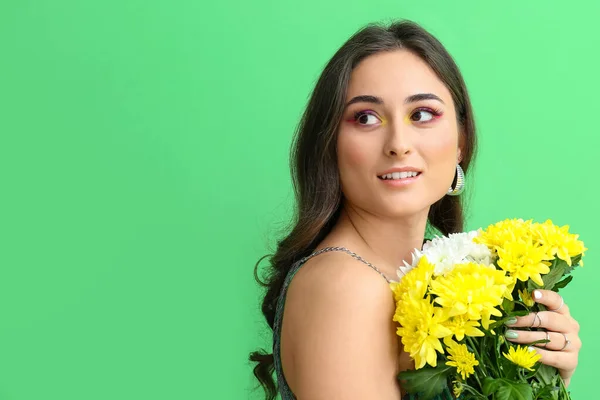 Femme Avec Maquillage Créatif Tenant Bouquet Fleurs Regardant Côté Sur — Photo