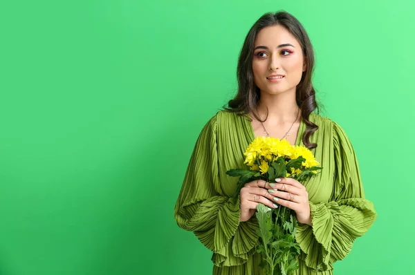 Fashionable Woman Creative Makeup Holding Bouquet Flowers Green Background International — Stock Photo, Image