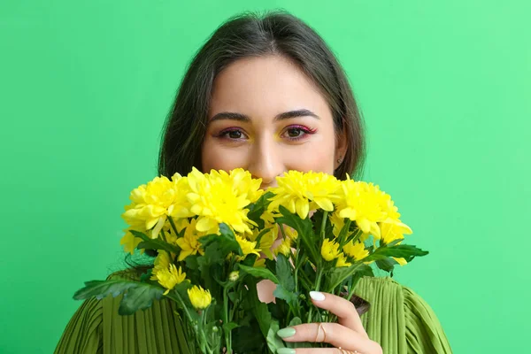 Young Woman Creative Makeup Holding Bouquet Beautiful Flowers Green Background — Stock Photo, Image