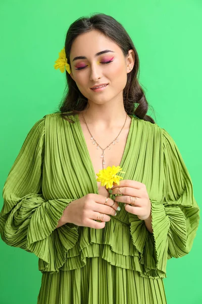 Woman Creative Makeup Closed Eyes Holding Chrysanthemum Flower Green Background — Stock Photo, Image