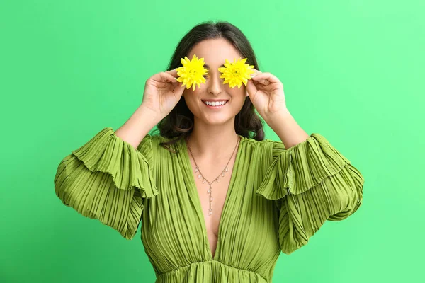 Mujer Feliz Cerrando Cara Con Flores Crisantemo Sobre Fondo Verde — Foto de Stock