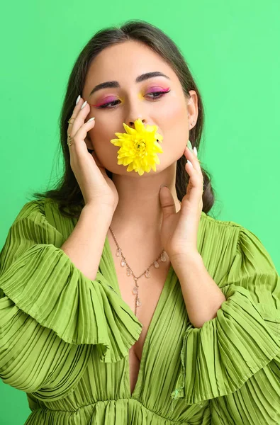 Γυναίκα Δημιουργικό Μακιγιάζ Κρατώντας Χρυσάνθεμο Λουλούδι Στο Στόμα Πράσινο Φόντο — Φωτογραφία Αρχείου