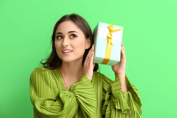 Femme Avec Maquillage Créatif Case Cocher Cadeau Sur Fond Vert — Photo