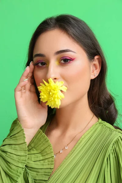 Πορτρέτο Της Γυναίκας Δημιουργικό Μακιγιάζ Κρατώντας Χρυσάνθεμο Λουλούδι Στο Στόμα — Φωτογραφία Αρχείου