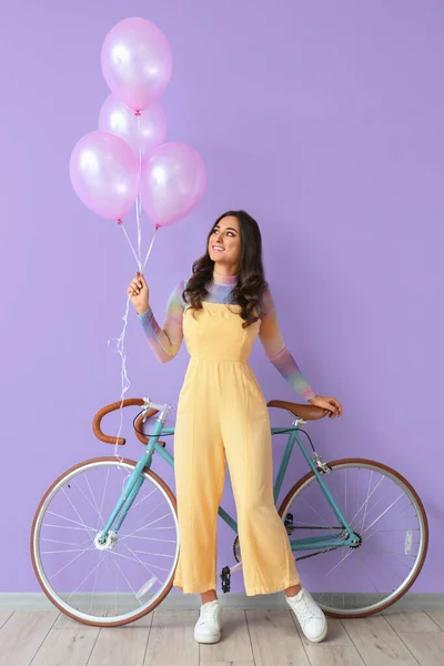 Jonge Glimlachende Vrouw Met Luchtballonnen Fiets Bij Violette Muur Internationale — Stockfoto