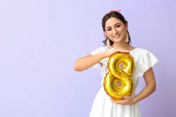 Mujer Sosteniendo Globo Forma Figura Sobre Fondo Violeta Día Internacional — Foto de Stock