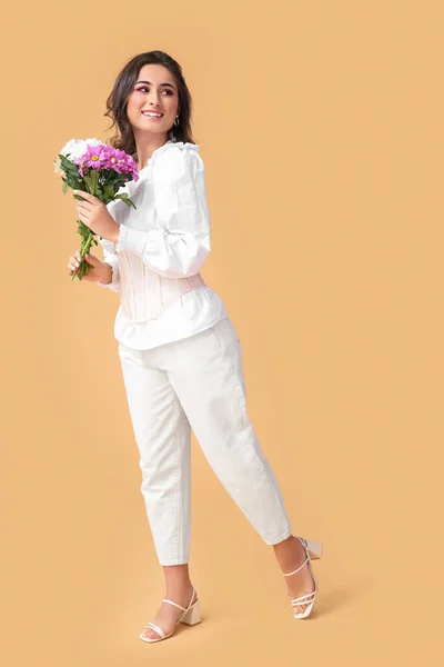 Fashionable Woman Holding Bouquet Flowers Looking Aside Color Background International — Stock Photo, Image