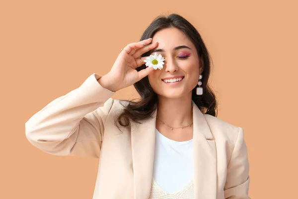 Mujer Con Maquillaje Creativo Ojo Cierre Con Flor Margarita Sobre —  Fotos de Stock