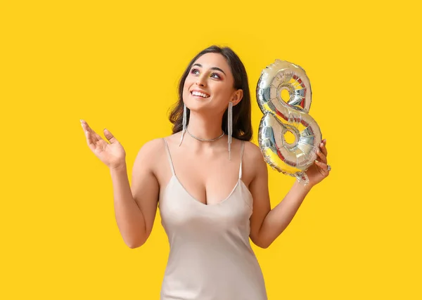 Mujer Feliz Sosteniendo Globo Forma Figura Sobre Fondo Amarillo Día — Foto de Stock