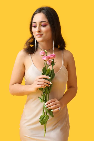 Kobieta Twórczym Makijażem Gospodarstwa Eustoma Kwiaty Żółtym Tle Międzynarodowy Dzień — Zdjęcie stockowe