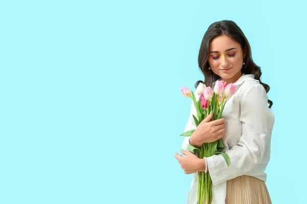 Modieuze Jonge Vrouw Met Creatieve Make Met Boeket Tulpen Een — Stockfoto