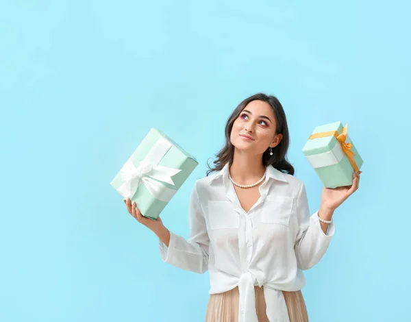 Mujer Con Maquillaje Creativo Sosteniendo Cajas Regalo Sobre Fondo Azul — Foto de Stock