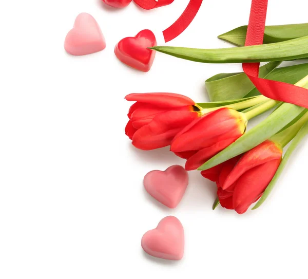 Smaczne Czekoladowe Cukierki Kwiaty Tulipan Białym Tle Zbliżenie — Zdjęcie stockowe
