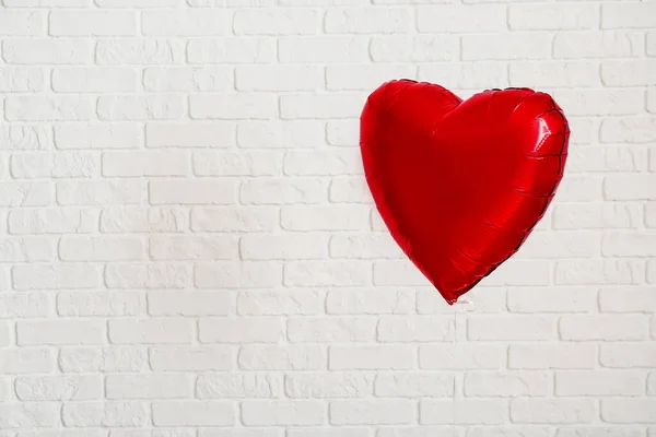 Balon Kształcie Serca Walentynki Białej Cegły Tle Ściany — Zdjęcie stockowe