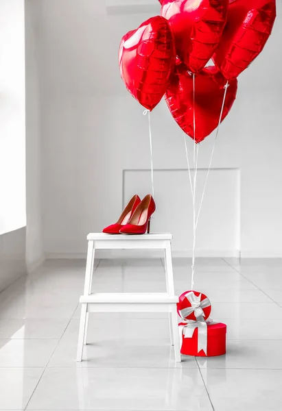 Stufenhocker Mit Stilvollen Damenschuhen Geschenkboxen Und Herzförmigen Luftballons Hellen Raum — Stockfoto