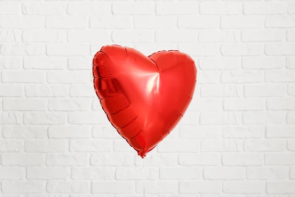 Coração Forma Balão Para Dia Dos Namorados Fundo Parede Tijolo — Fotografia de Stock