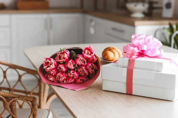 Букет Тюльпанів Подарунки Святкування Міжнародного Жіночого Дня Обідньому Столі Під — стокове фото