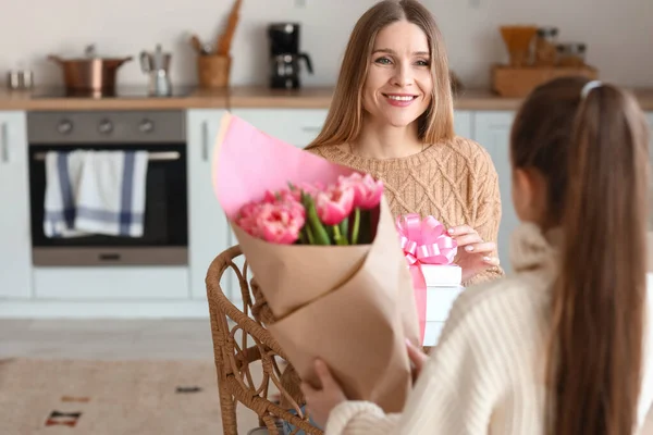 Little Girl Greeting Her Mother Bouquet Tulips Kitchen International Women — Stock Photo, Image