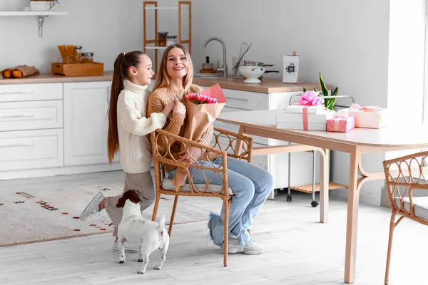 Madre Feliz Con Ramo Tulipanes Hija Pequeña Cocina Día Internacional — Foto de Stock