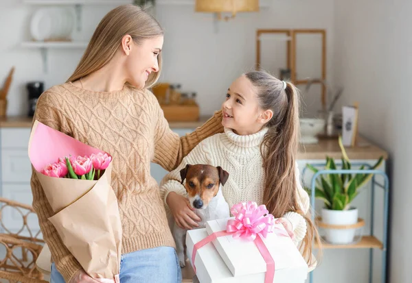 Glückliche Mutter Mit Ihrer Kleinen Tochter Geschenken Und Süßem Hund — Stockfoto
