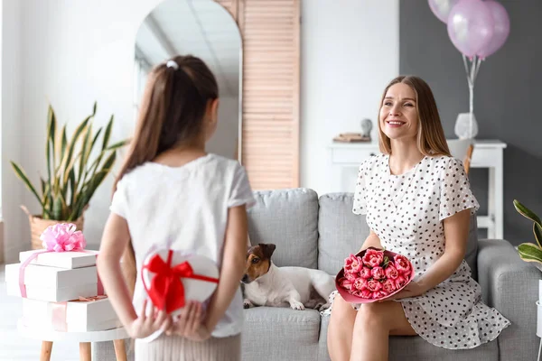 Glückliche Mutter Mit Tulpenstrauß Und Ihrer Kleinen Tochter Hause Internationalen — Stockfoto