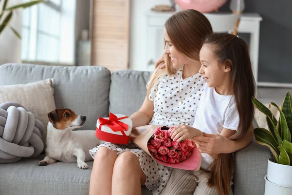 Little Girl Her Mother Gifts Cute Dog Home International Women — Stock Photo, Image