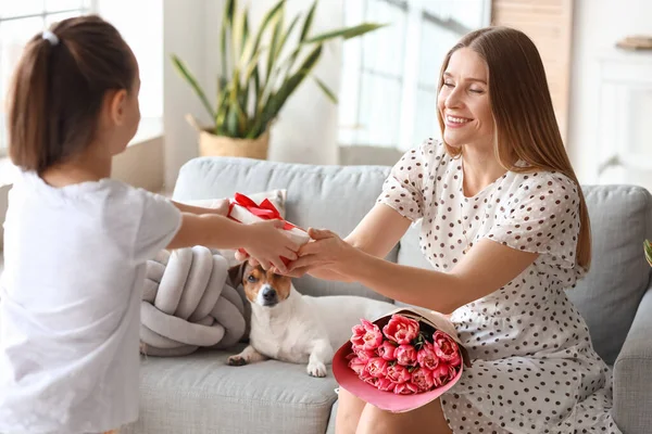 Little Girl Greeting Her Mother Gift Home International Women Day — Stock Photo, Image