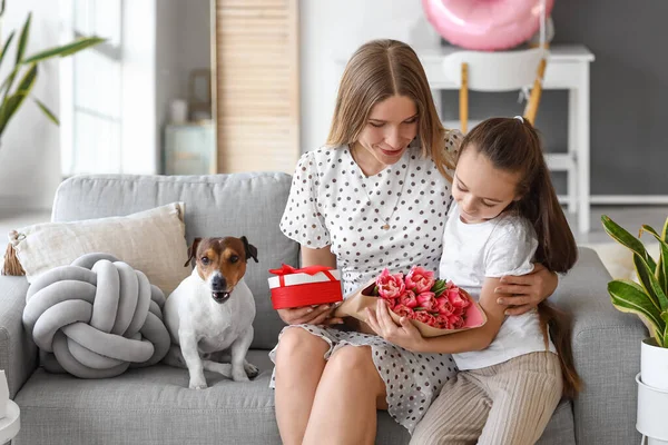 Kleines Mädchen Mit Mutter Geschenken Und Süßem Hund Hause Internationalen — Stockfoto