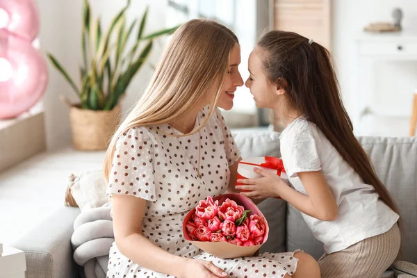 Meisje Begroet Haar Moeder Met Cadeau Thuis Internationale Vrouwendag — Stockfoto