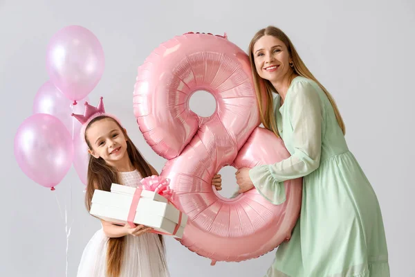 Klein Meisje Met Haar Moeder Cadeau Ballonnen Een Lichte Achtergrond — Stockfoto