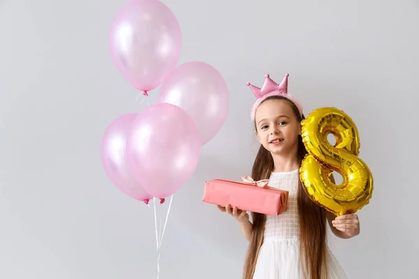 Słodka Dziewczynka Prezentem Balonami Jasnym Tle Międzynarodowy Dzień Kobiet — Zdjęcie stockowe