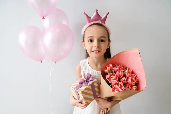 小女孩 带着一束郁金香 礼物和气球 背景轻盈 国际妇女节庆祝活动 — 图库照片