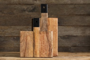 ahşap zemin üzerinde kesme tahtası