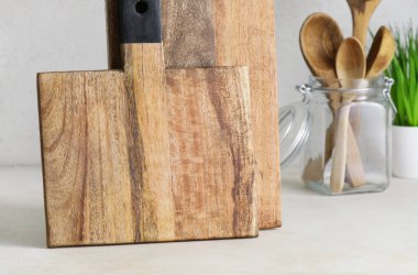 Açık arkaplanda tahta kesme tahtaları, yakın plan