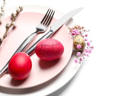 Paskalya kutlaması için şık masa ayarları beyaz arka planda izole edilmiş