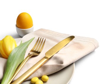 Paskalya kutlaması için şık masa ayarları beyaz arka planda izole edilmiş