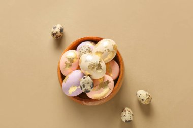 Renkli arka planda bir kase güzel Paskalya yumurtası.