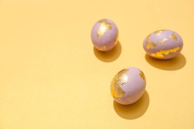 Renkli arka planda üç Paskalya yumurtası