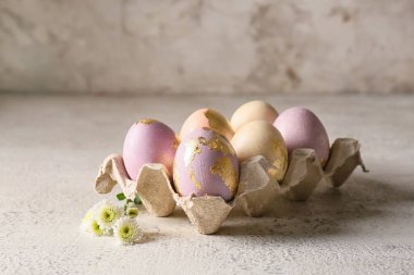 Kağıt tutucu, arka planda güzel Paskalya yumurtaları.