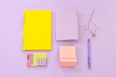 Leylak arkaplan takvimine sahip kırtasiye seti