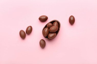 Pembe arka planda çikolatalı Paskalya yumurtaları