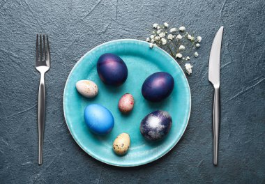 Koyu arkaplanda Paskalya tablosu ayarları