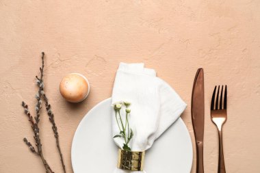 Bej arkaplanda Paskalya tablosu ayarları