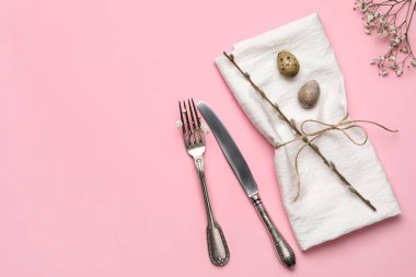 Pembe arka planda Paskalya çatal bıçak takımı