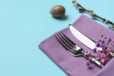 Mavi arkaplanda Paskalya çatal bıçak takımı