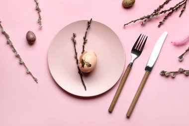 Pembe arkaplanda Paskalya sofrası