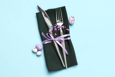 Mavi arkaplanda Paskalya çatal bıçak takımı