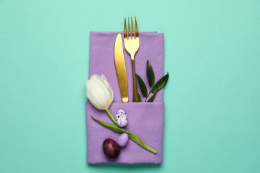 Yeşil arkaplanda Paskalya çatal bıçak takımı
